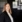 Professionelt portræt i elegant interiør med billedvæg