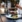Sauce hældes over elegant anrettet gourmetret med hvidvin