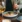 Elegant restaurant ret med laks og hvidvin serveret