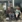 Venner nyder drinks i grøn udendørs terrasse