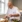 Kok anretter farverig gourmetret i professionelt køkken