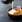 Varm dessert med vaniljesauce og spiselige blomster