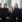 Professionelt team i sort forretningsattire poserer sammen