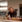 Bartender mixer cocktails ved bar med farverige ingredienser