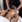 Hot stone massage behandling på ryggen med sorte sten
