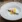 Elegant anrettet gourmetret på hvid tallerken