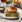 Saftig burger med ost, salat og pommes frites