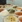 Farverig buffet med mange forskellige retter og saucer