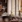 Elegant restaurantbord med vinglas og blomsterdekoration