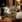 Hvidvin hældes op ved elegant restaurantbord med krystalglas