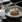 Tartare anrettet på tallerken med hvidvin og tilbehør