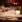 Elegant restaurantbord med vinglas og blomster til middag