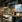 To personer arbejder sammen ved bord i moderne lounge