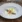 Elegant anrettet ret med cremesauce og friske ingredienser