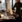 Servering af vin til elegantanrettet restaurantbord