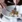 Elegant anretning med salat og hvidvin serveret