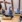Yogaklasse med stræk og afslapning på måtter