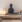 Buddha-figur og stearinlys i roligt spa-miljø
