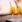 To glas Aperol Spritz med is og citronskiver