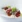 Elegant gourmetret med fisk, capers og friske urter