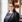 Professionelt portræt med elegante kobberlamper i baggrunden