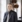 Medarbejder i professionelt outfit med elegante lamper i baggrunden