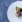 Elegant anretning med blomster og grøn sauce på hvid tallerken