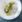 Elegant anretning med sprøde bider, microgreens og grønne ærter
