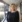 Medarbejder i sort blazer foran vinduesparti