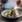 Frisk salat med grøntsager anrettes af kok