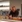 Bartender tilbereder cocktails ved bar med farverige ingredienser